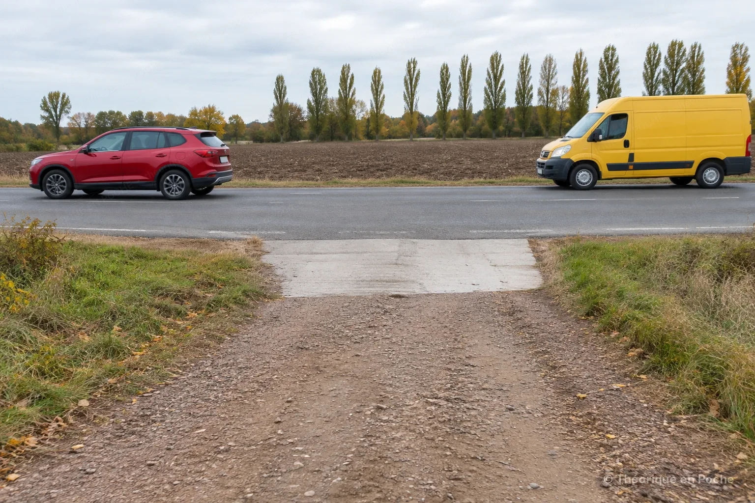 Image originale Tout pour mon permis (générée par IA, panneaux officiels) Un chemin de terre en gravier, dont les derniers mètres sont recouverts d'une bande de béton, débouche sur une route de campagne où passent un SUV rouge et une camionnette jaune.