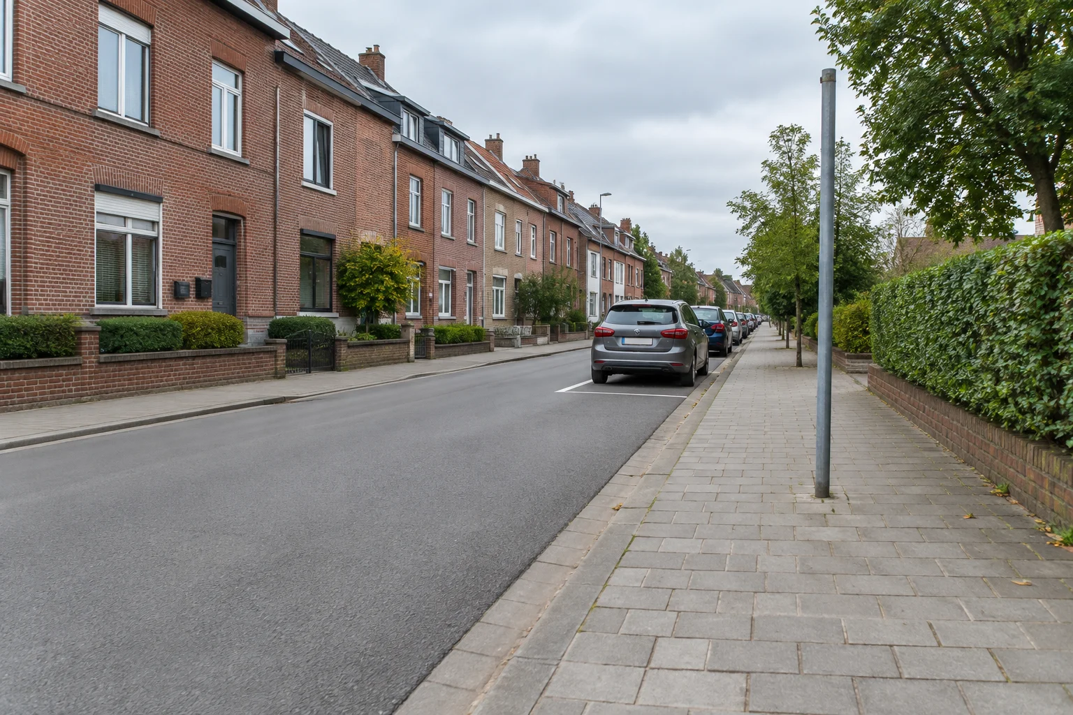 Image originale Tout pour mon permis (générée par IA, panneaux officiels) Residential street with a sign post beside the carriageway and a free space at the kerb a few metres before the post.